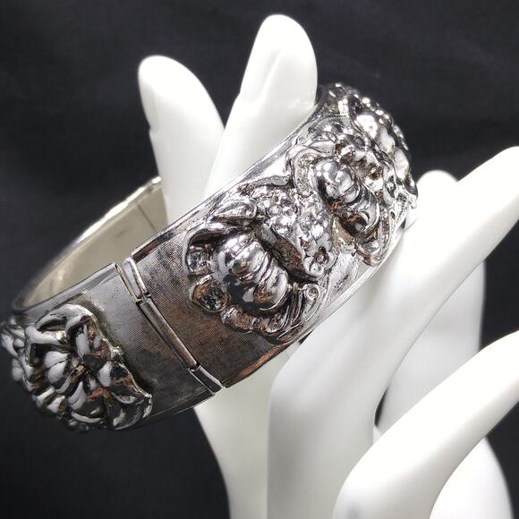 Coro Pegasus Wide Hinged Bracelet, Silver Floral Embossed, 1950s Vintage Jewelry - Picture 3 of 10